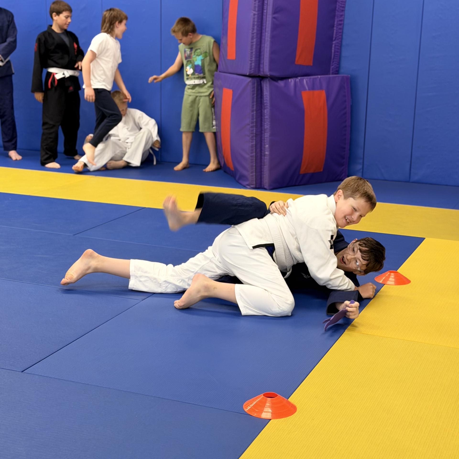 kids jiu jitsu youth class submitting